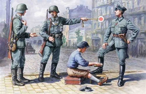 ICM 35561 German Patrol 1939-42 4 figures-1 officer, 2 soldiers , 1 civilian 1/35