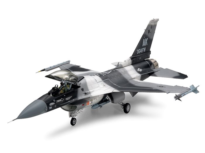 Tamiya 61106 F-16C/N "AGGRESSOR/ADVERSARY" - 1:48
