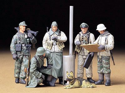 Tamiya 35212 German Soldiers at Field Briefing - 1:35