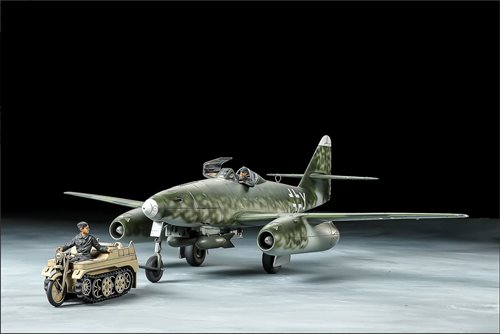 Tamiya 25215 Messerschmitt Me262 A-2a w/Kettenkraftrad 1/48